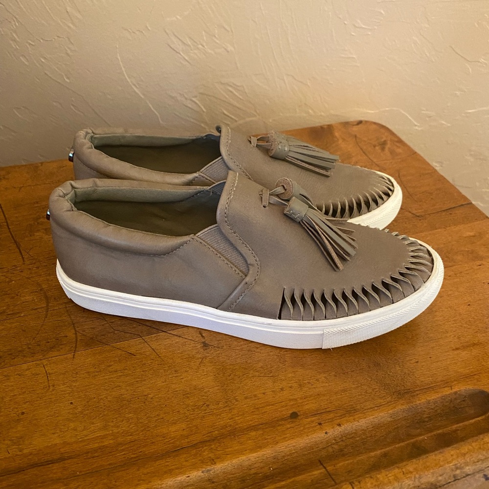 Steve Madden Ellery Womens Tan Slip-On Shoes with Tassel Detail Sz 6B